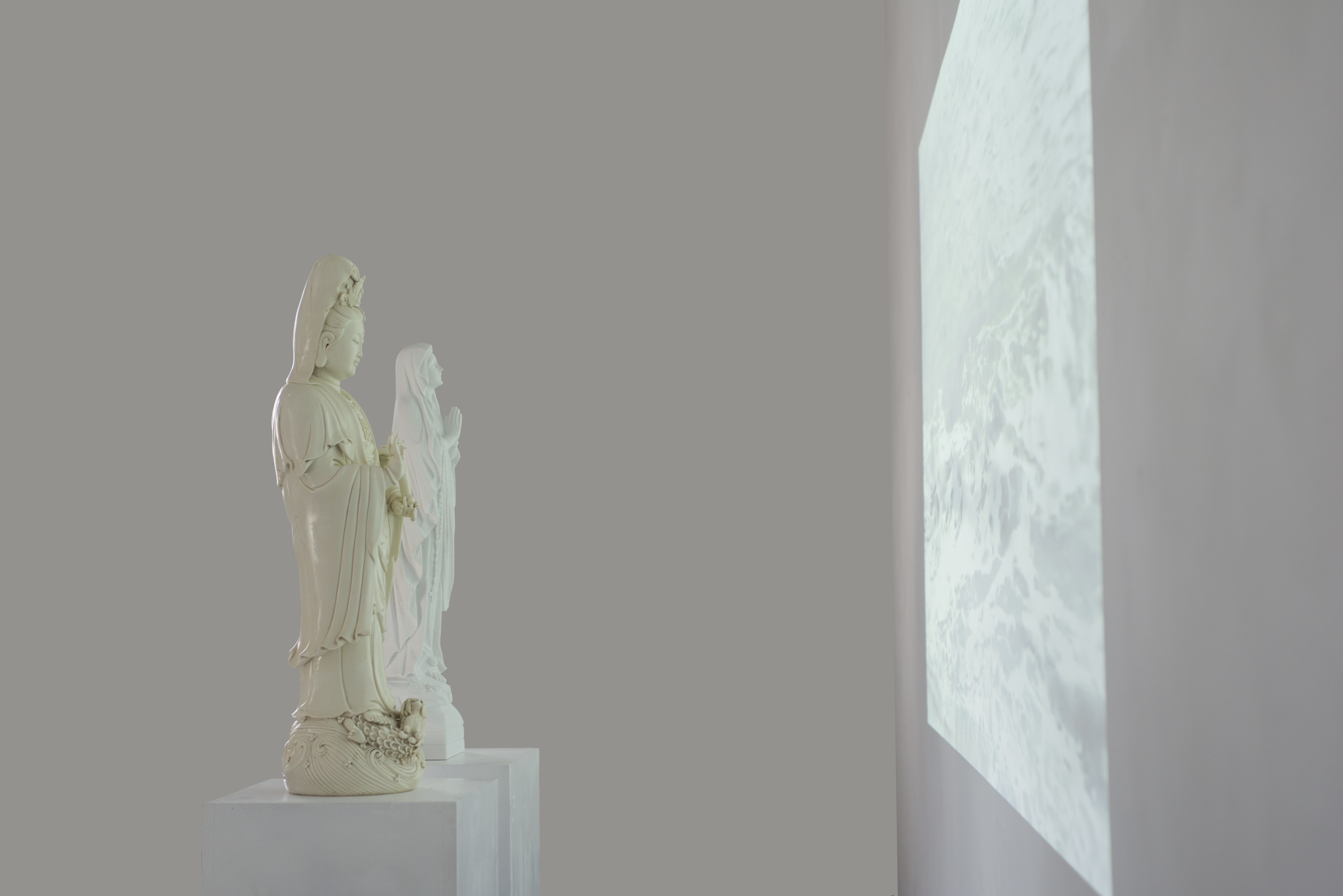 Giuseppina Giordano, HARD WAVES (Kuanyin and Virgin Mary staring at the sea), 2017/marble, Dehua porcelain, video 1:25.33 min/ installation's view