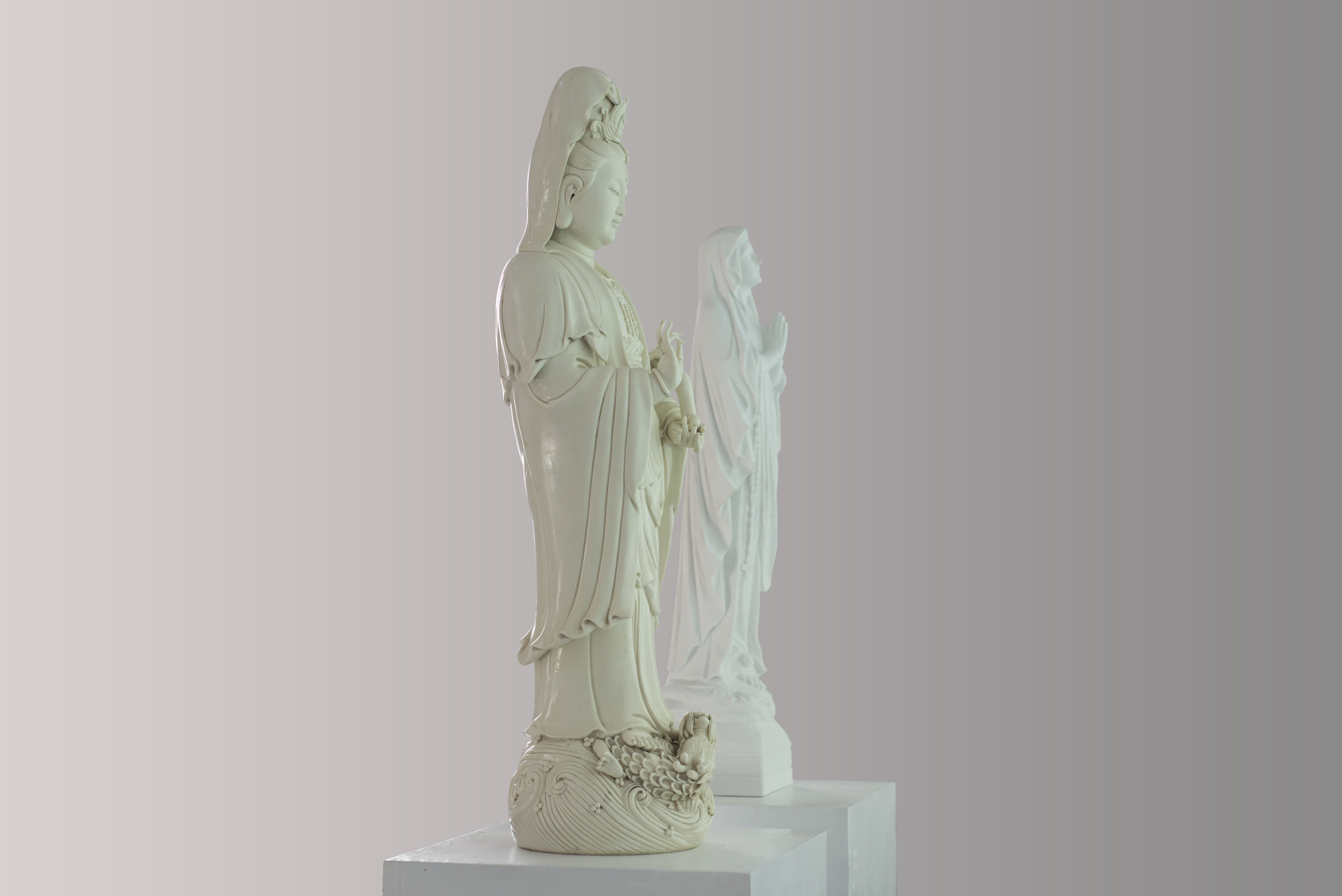 Giuseppina Giordano, HARD WAVES (Kuanyin and Virgin Mary staring at the sea), 2017/marble, Dehua porcelain, video 1:25.33 min/ installation's view