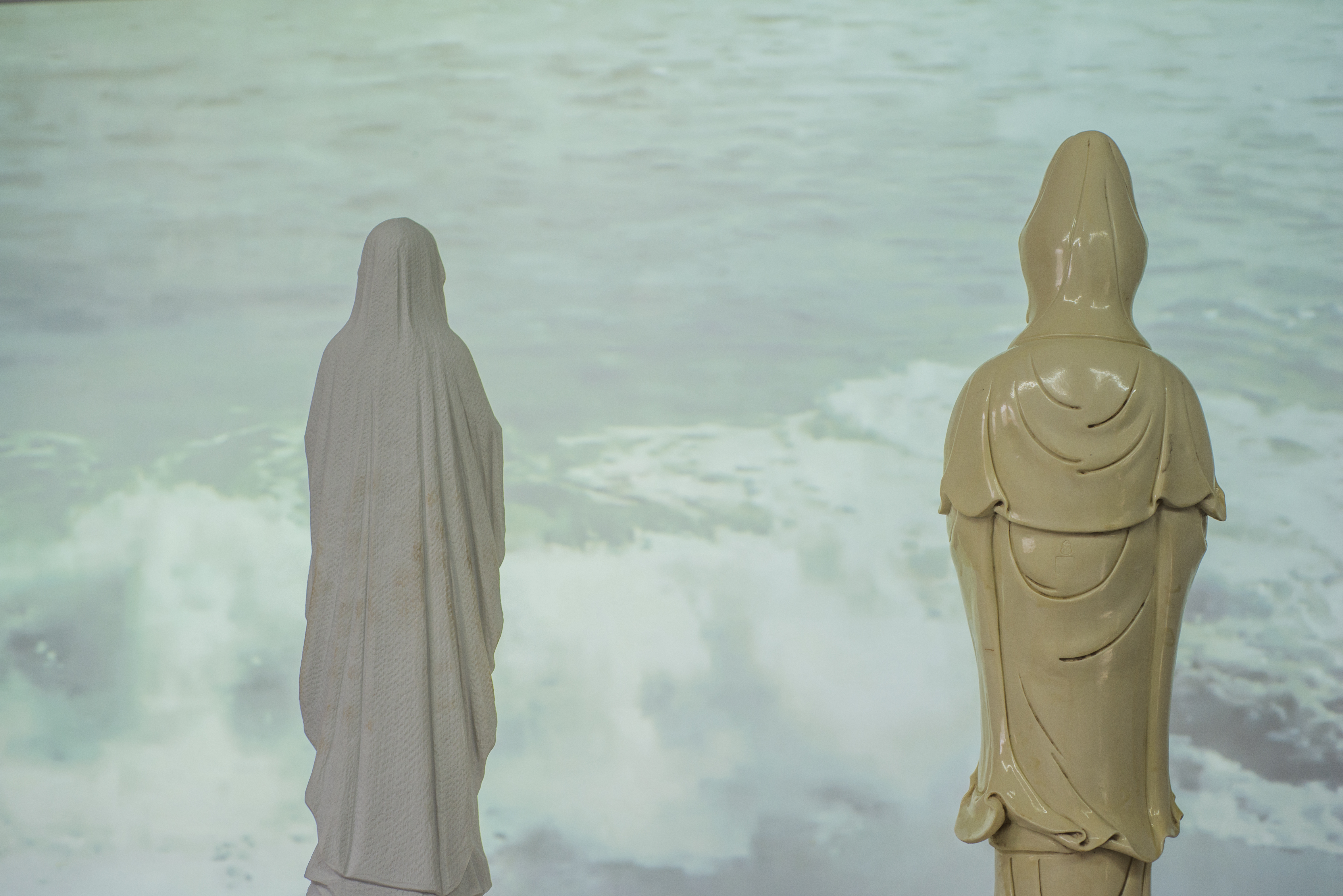 HARD WAVES (Kuanyin and Virgin Mary staring at the sea), 2017/marble, Dehua porcelain, video 1:25.33 min/ installation's view
