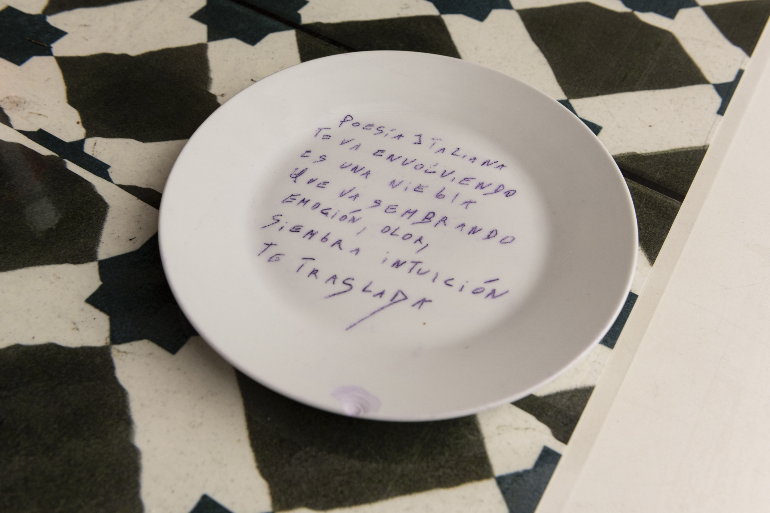 Giuseppina Giordano, Parola - Cosa, 2023 / engraved ceramic